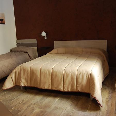 Hôtel A Due Passi Dal Porto à Civitavecchia Extérieur photo