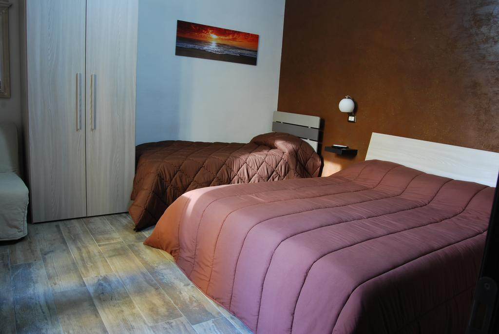 Hôtel A Due Passi Dal Porto à Civitavecchia Extérieur photo