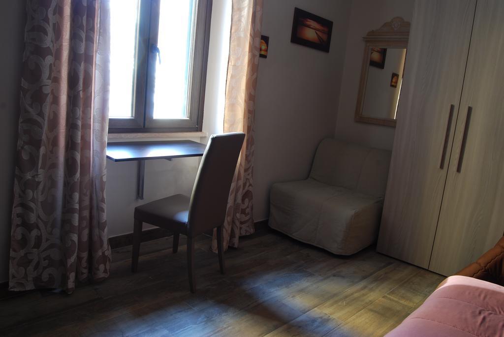 Hôtel A Due Passi Dal Porto à Civitavecchia Extérieur photo