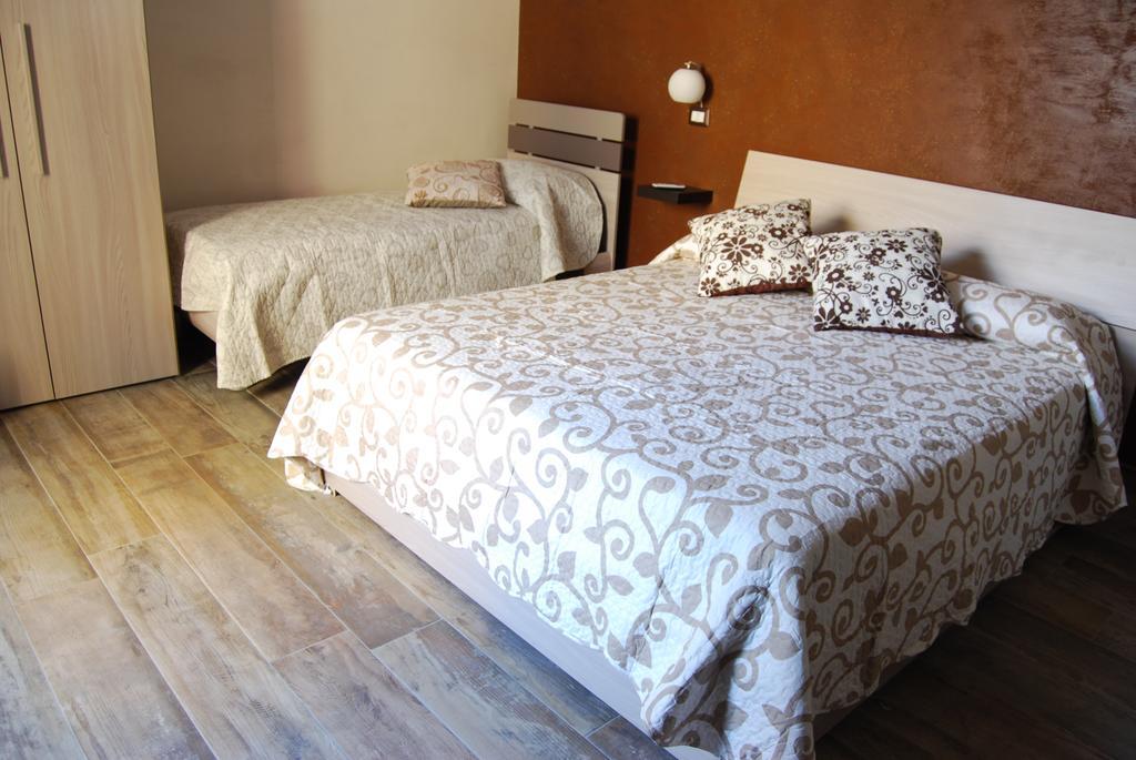 Hôtel A Due Passi Dal Porto à Civitavecchia Extérieur photo